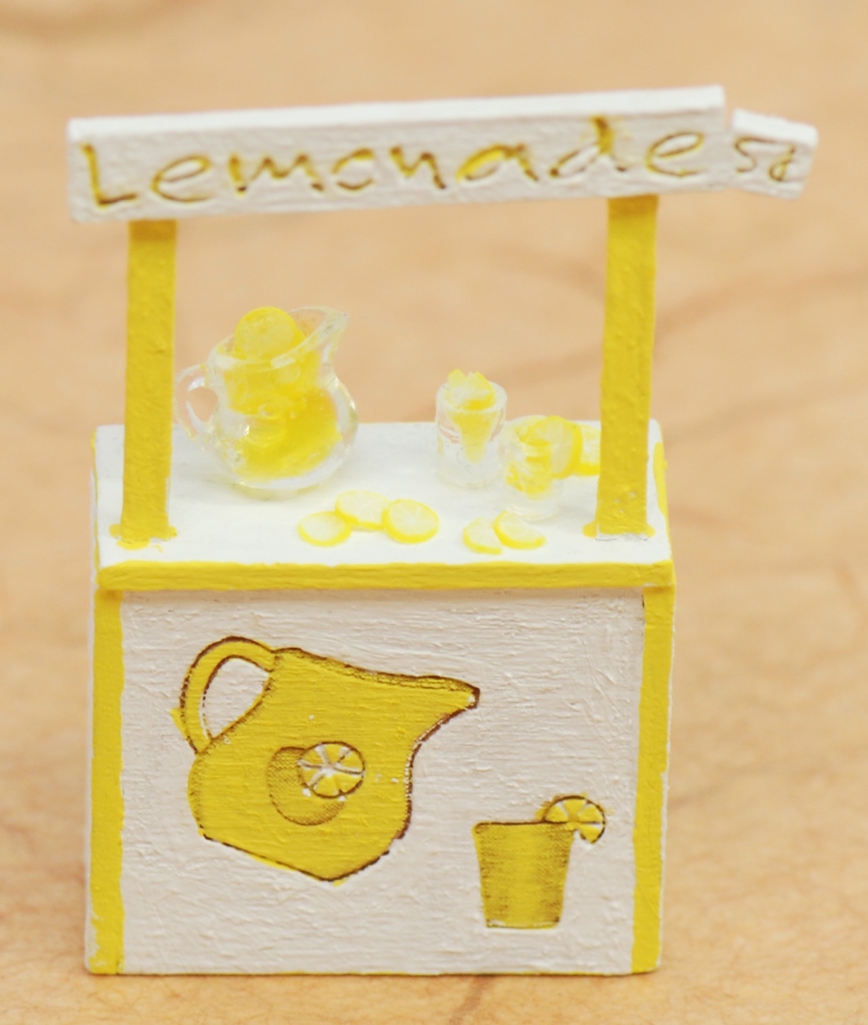 Miniature Pitcher of Lemonade with Two Glasses for Dollhouses [AZT